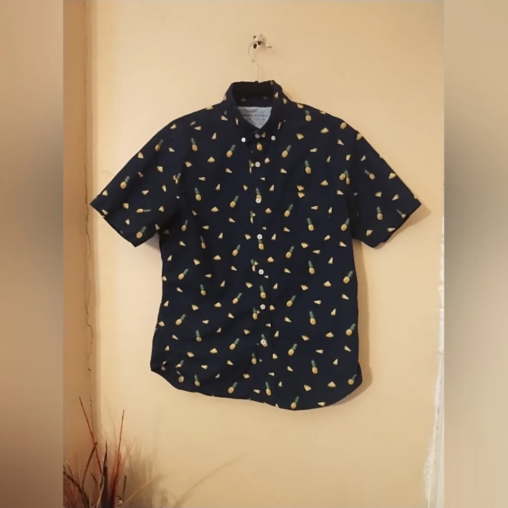 Banana Republic Size Medium Novelty Pineapple Print Short Sleeve Button Do shirt